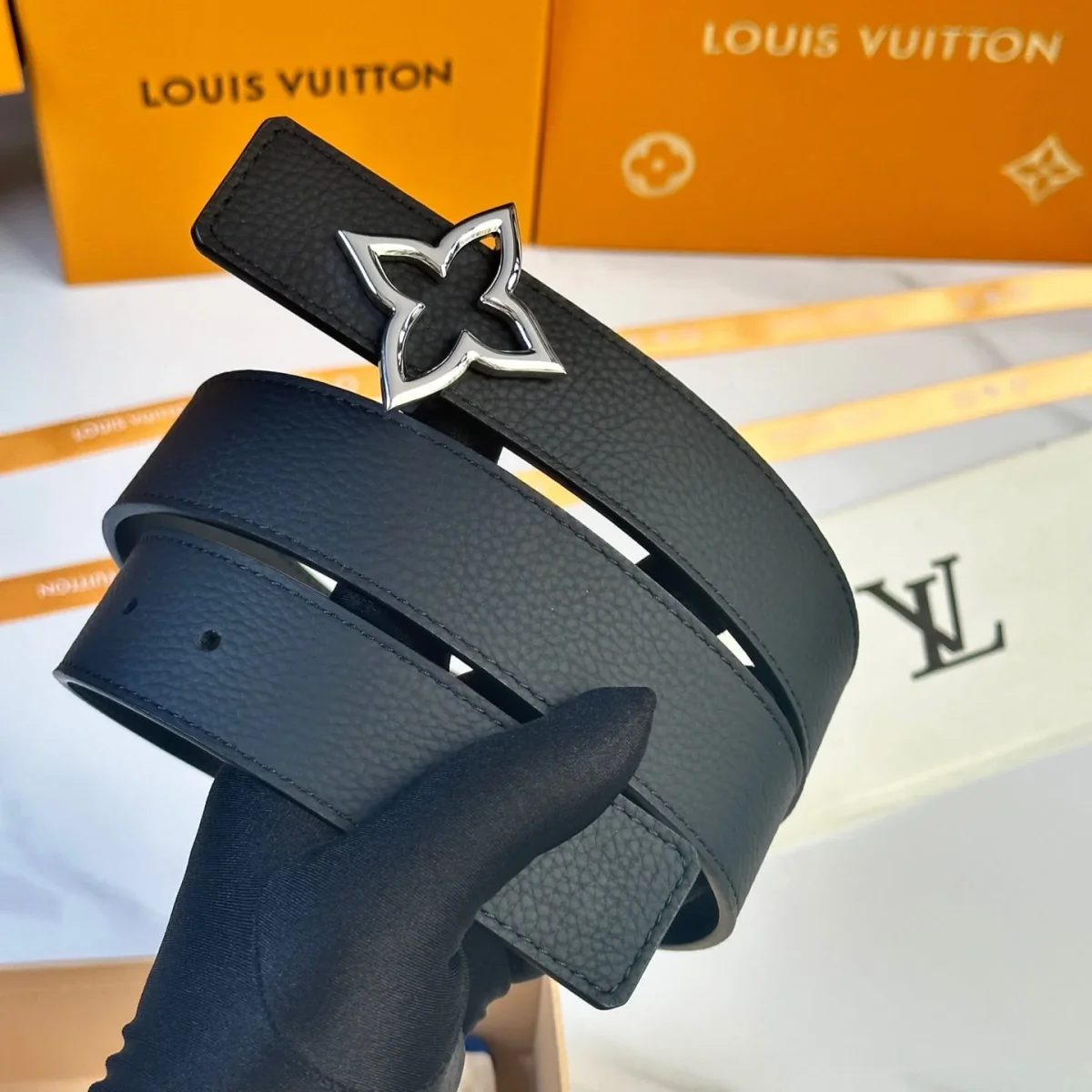 Louis Vuitton LV Women's Bloom Black Taurillon 40mm Reversible Belt - Silver Flowergram Buckle - Image 2